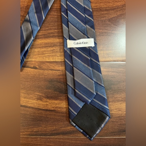 🍁SALE🍁 CALVIN KLEIN Blue and Gray Striped Silk Tie - Picture 3 of 10